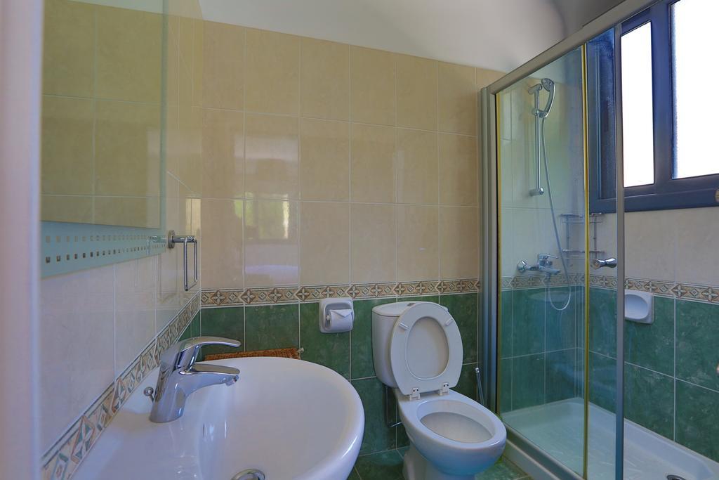 Villa Infinite Blu Paphos Bagian luar foto